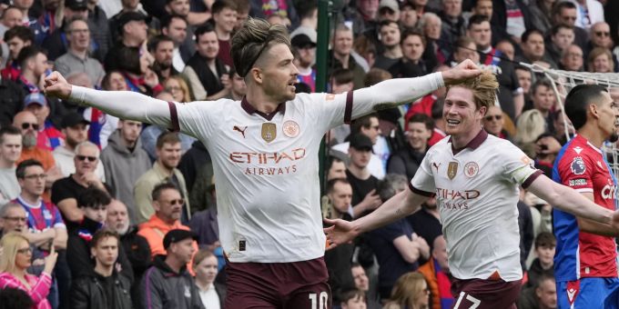 Jack Grealish (links) jubelt über sein Tor für Manchester City gegen Crystal Palace. Jack Grealish