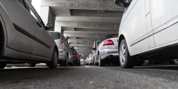 Der Nationalrat will, dass der Bund Betreiber von Verladestationen mit Solidarbürgschaften unterstützt. (Archivbild) Autos