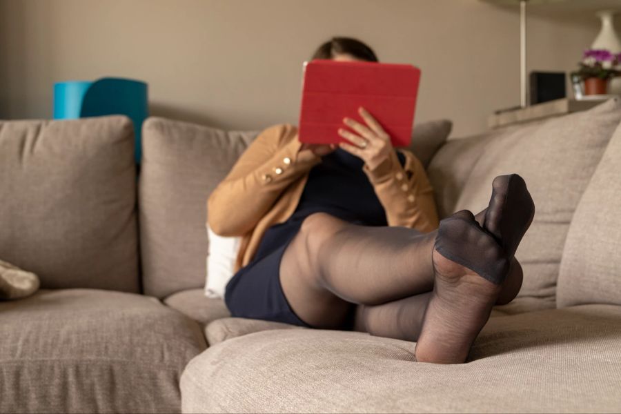 Frau Sofa Nylonstrümpfe Buch