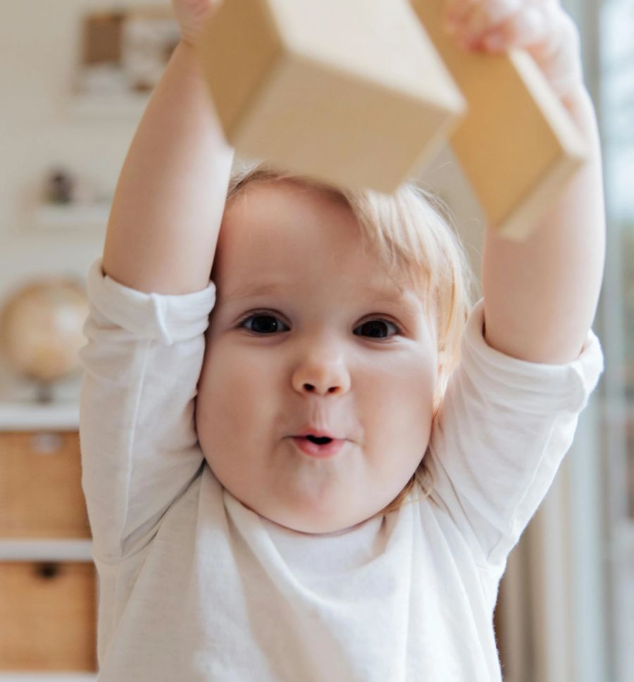 Das findet ein Ethiker als falschen Ansatz. Er fordert andere Massnahmen gegen Kinderleid – zum Beispiel mehr Unterstützung für Familien. (Symbolbild)