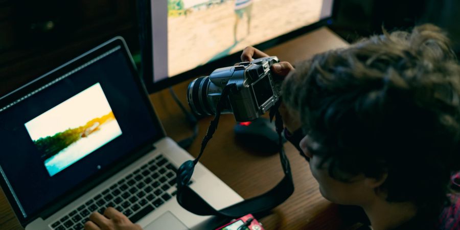 Fotografin bearbeitet Bilder