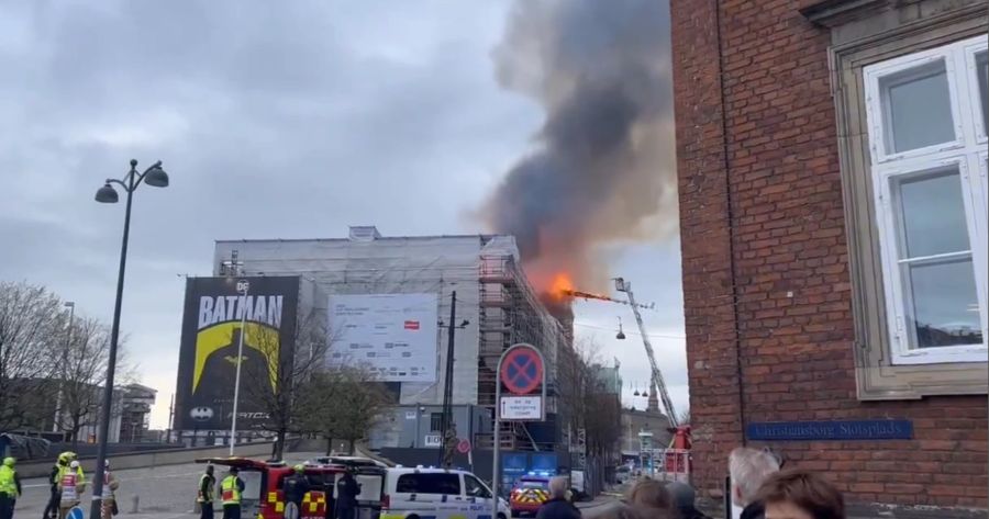 Auf X, ehemals Twitter, posten Beobachter Fotos des Grossbrandes. In diesem Screenshot ist zu sehen, wie der Turm der Börse in Kopenhagen einstürzt.