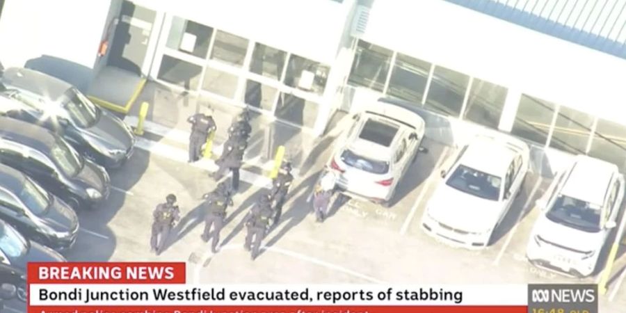 Ein Videostandbild von ABC News, zeigt, wie die Polizei in Bondi Junction in Sydney eindringt, nachdem in dem Einkaufszentrum in den östlichen Vororten mehrere Menschen niedergestochen wurden.