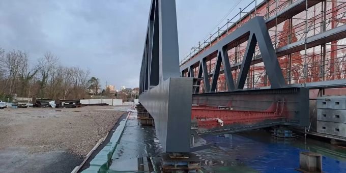 Das Bild vom 23. Januar 2024 präsentiert das vollendete Stahlfachwerk, nachdem die Einhausung entfernt wurde. Im Juni 2024 ist die Einhebung durch den Raupenkran geplant. Stahlfachwerk