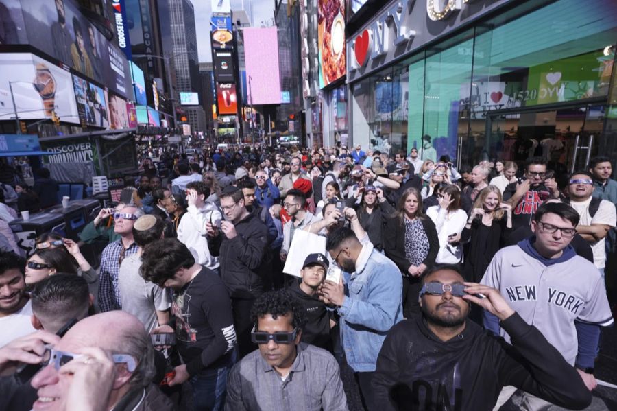 Tausende New Yorker beobachteten auf dem Times Square die Sonnenfinsternis.