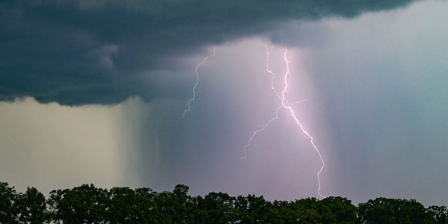 Unwetter toben über Teilen Niedersachsens, ein Blitzschlag trifft eine Famile - zwei Kinder werden lebensgefährlich verletzt. (Symbolbild)