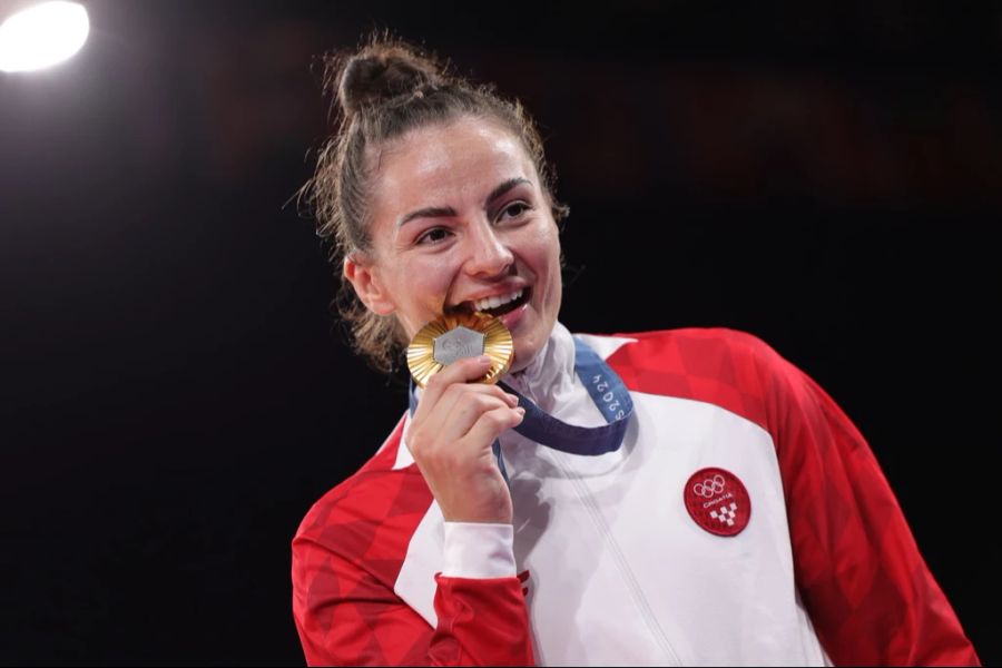 Barbara Matic strahlt mit ihrer Gold-Medaille.