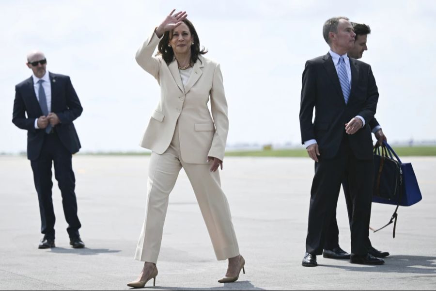 Kamala Harris hat einen professionellen Stil: Hosenanzug und Hacken.