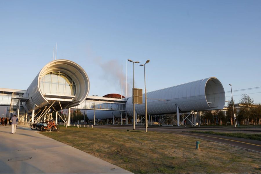 Das CERN-Wissenschaftsportal in Meyrin GE schaut etwas wie ein Flughafen aus.