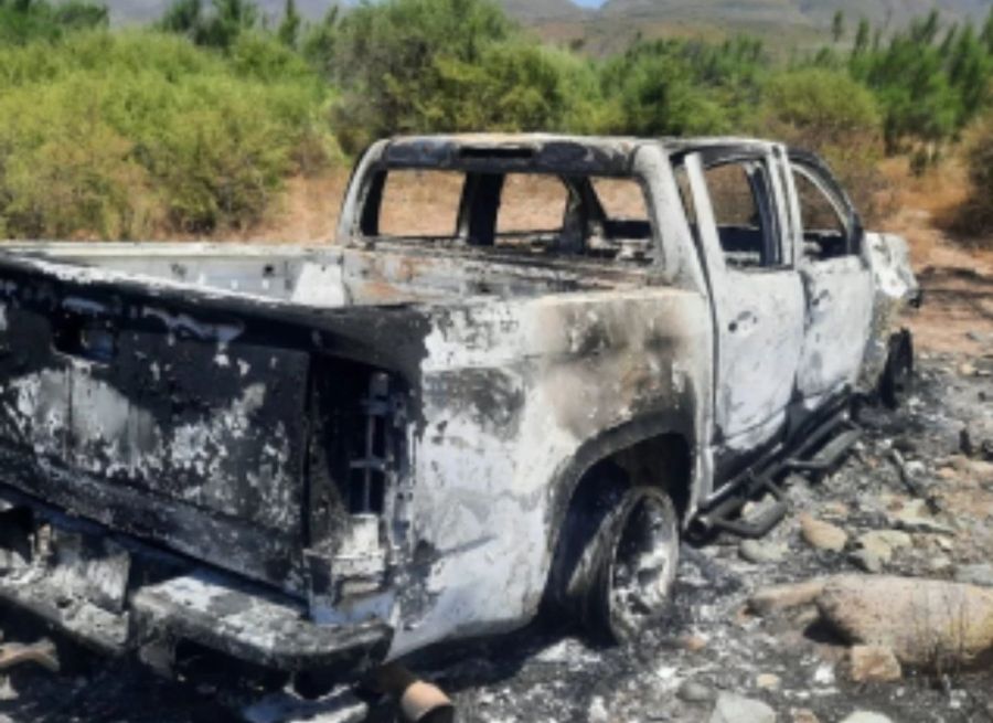 Das ausgebrannte Wrack des Pick-up-Trucks wurde in der Nähe entdeckt. Neben den Leichen des Trios fand die Polizei auch die Leiche des Bauern, auf dessen Grundstück das Fahrzeug ausbrannte.