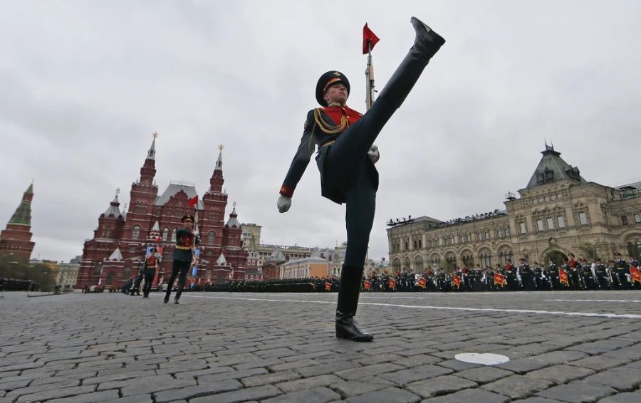 In Russlands Hauptstadt Moskau hat am Donnerstagmorgen die traditionelle Militärparade zum Gedenken an den sowjetischen Sieg im Zweiten Weltkrieg begonnen. (Archivbild)