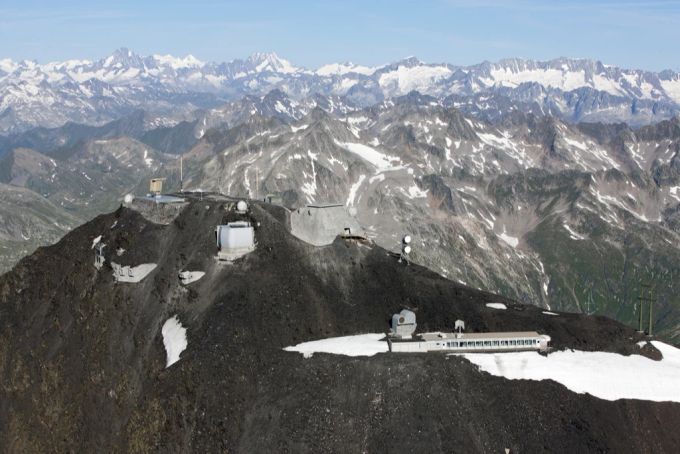 Blick auf den Gipfel des 3190 Meter hohen Scopi oberhalb des Lukmanierpasses, in welchem die Armee Anlagen zur Luftraumüberwachung installiert hat und der via Militärseilbahn erreichbar ist. Scopi Luftraumüberwachung Lukmanier Armee