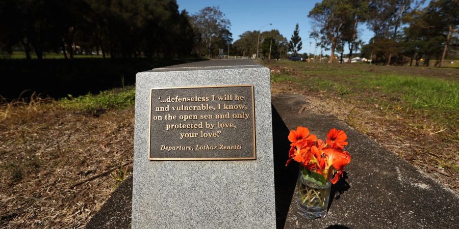Eine Gedenktafel für die deutsche Rucksacktouristin Simone Strobel steht vor dem Lismore Centra Tourist Park in Lismore.