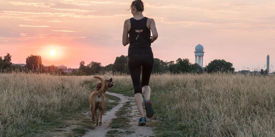 An heissen Tagen verlegt man die Joggingrunde besser in die kühleren Morgen- oder Abendstunden.