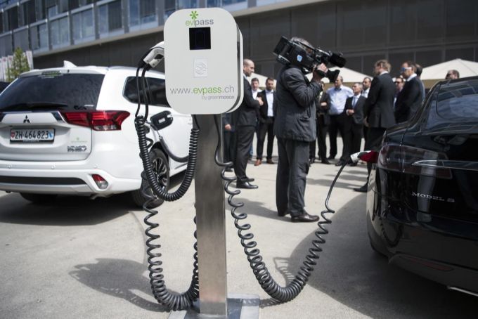 Eine AC-Ladesäule (AC steht für für alternating current, also Wechselstrom). E-Mobilität Ladesäule