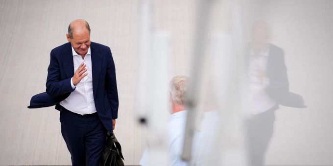 Bundeskanzler Olaf Scholz (SPD) kommt am militärischen Teil des Flughafens Berlin-Brandenburg BER für den Flug nach Norwegen an. Bundeskanzler Olaf Scholz (SPD) kommt am militärischen Teil des Flughafens Berlin-Brandenburg BER für den Flug nach Norwegen an.