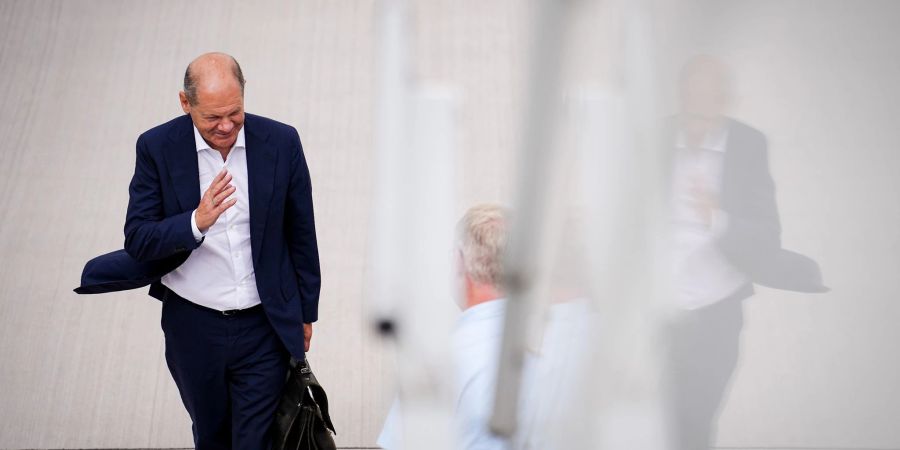 Bundeskanzler Olaf Scholz (SPD) kommt am militärischen Teil des Flughafens Berlin-Brandenburg BER für den Flug nach Norwegen an.