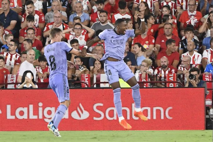 David Alaba jubelt nach seinem Treffer für Real Madrid mit Toni Kroos. David Alaba