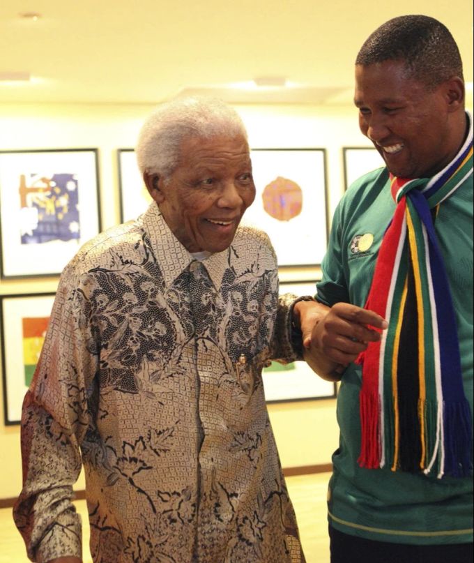 Das Foto zeigt den inzwischen verstorbenen Nelson Mandela mit seinem Enkel Zwelivelile Mandela an der WM in Südafrika im Jahr 2010. Nelson Mandela Meghan Markle