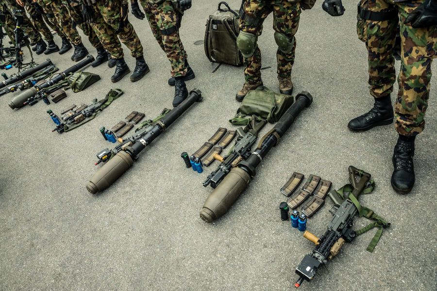 Sturmgewehre und Panzerfäuste mit Munition während einer Materialkontrolle in der Schweizer Armee.