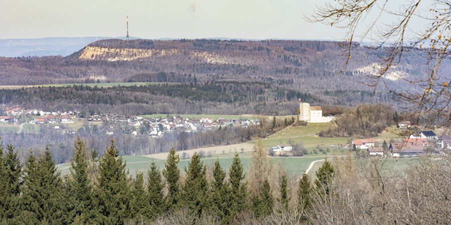 Das Schloss Habsburg und die Gemeinde Habsburg, gesehen von der Anhöhe Kernenberg in Holderbank (AG).