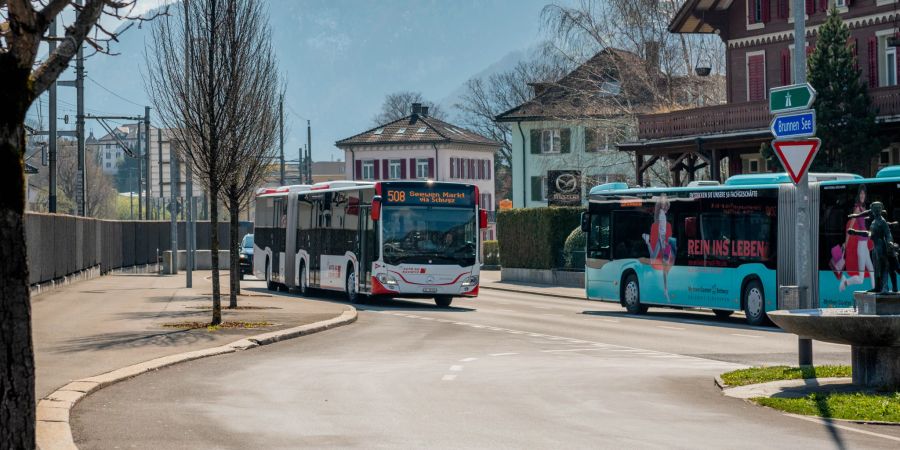 Busdurchfahrt auf der Axenstrasse in Inegbohl im Kanton Schwyz.