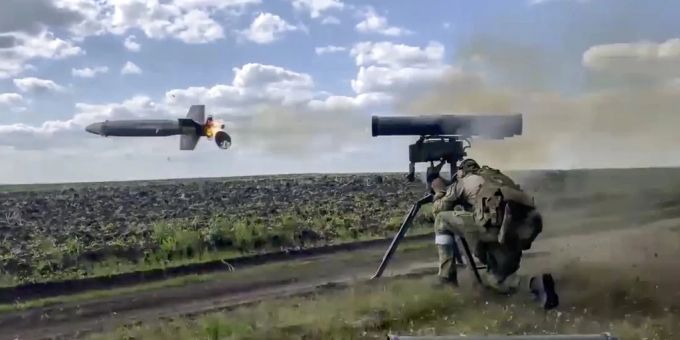Ein russischer Soldat feuert eine Kornet ab. ukraine krieg