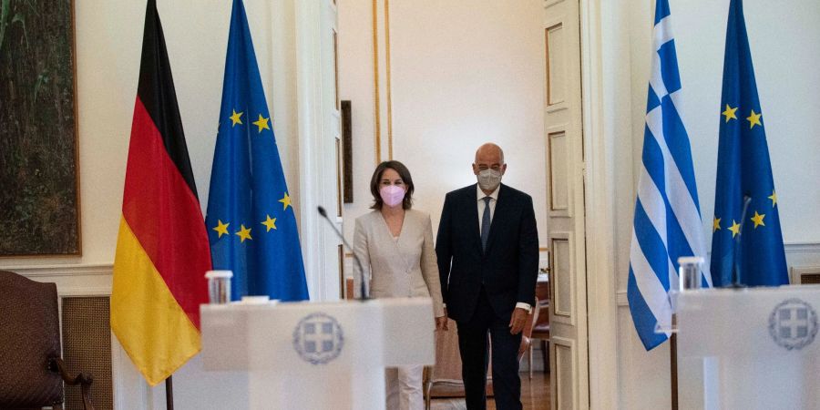 Griechenlands Aussenminister Nikos Dendias (r) und Aussenministerin Annalena Baerbock bei einer gemeinsamen Pressekonferenz.