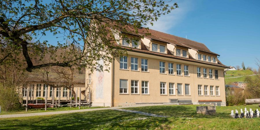 Das Schulhaus Haselhalden in der Tösstaler Gemeinde Bauma.