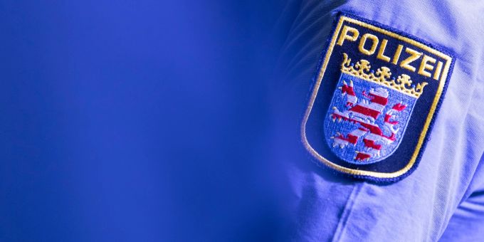 Verfassungsfeindliche Symbole: Von vier Frankfurter Polizeibeamtne wurden die Mobiltelefone sichergestellt. Verfassungsfeindliche Symbole: Von vier Frankfurter Polizeibeamtne wurden die Mobiltelefone sichergestellt.