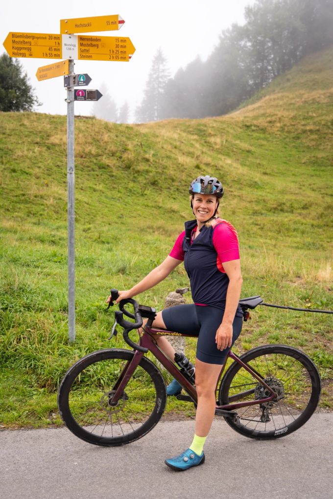 Monika Sattler am Mostelegg-Pass Monika Sattler auf ihrem Velo