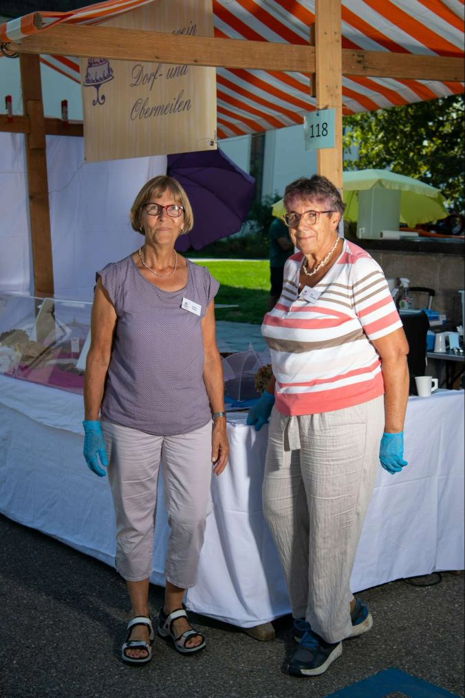 Silvia Huber und Evi Sonderegger betreuen den Kuchenstand des Meilemer Frauenvereins.