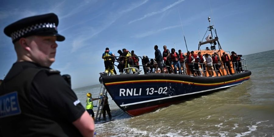 In Grossbritannien ankommende Migranten im Juni