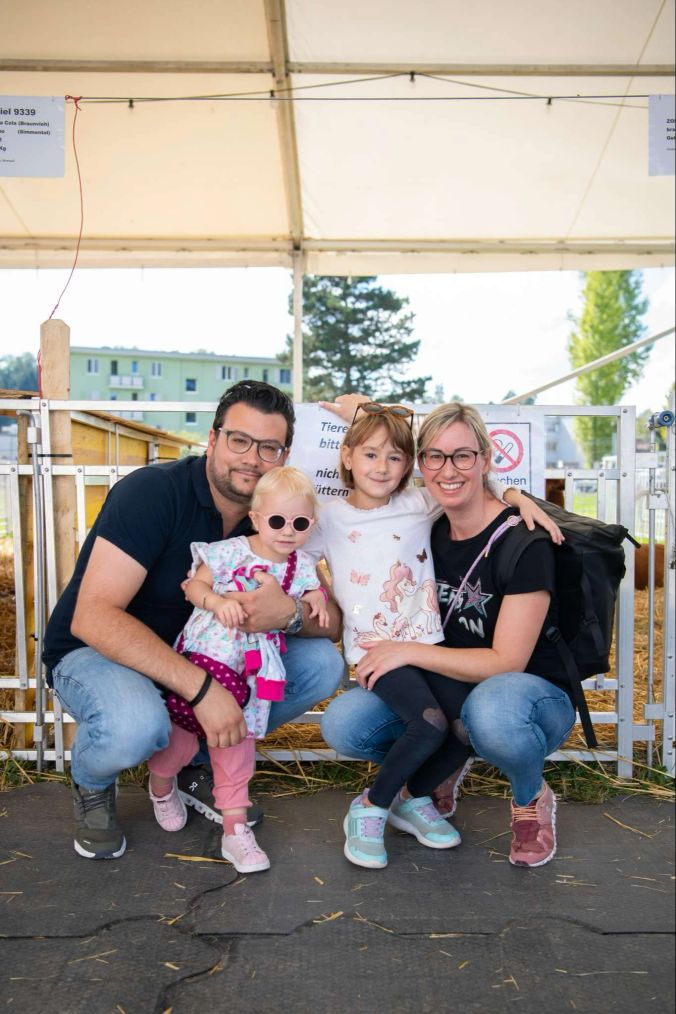 Familie Edelbauer aus Dürnten vertreiben sich am Sonntag ebenfalls die Zeit an der ZOM.