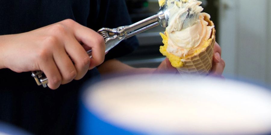 Wenn Schüler in den Ferien in einer Eisdiele arbeiten, müssen sie - an ihr Alter angepasst - bestimmte Arbeitszeiten einhalten.