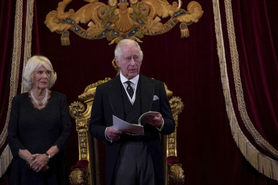 Charles und seine Gattin Camilla. Ob auch die Queen Consort einige Ticks hat?