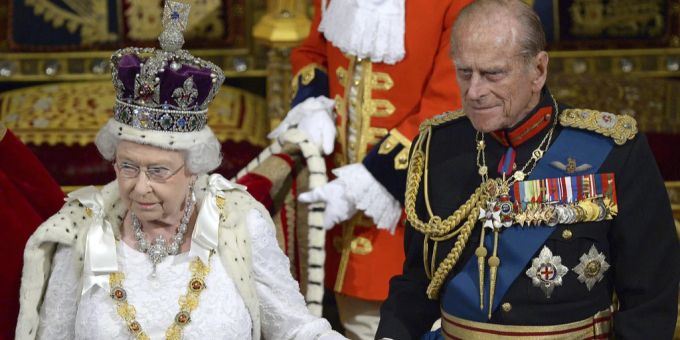 Queen Elizabeth (hier mit Gatte Philip) trägt 2014 die Imperial State Crown. queen elizabeth