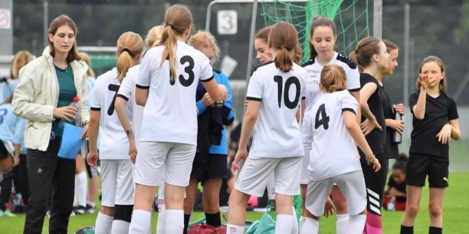Viele Mädchenteams starten beim CS-Cup-Regionalturnier. Regional-Fussballturnier