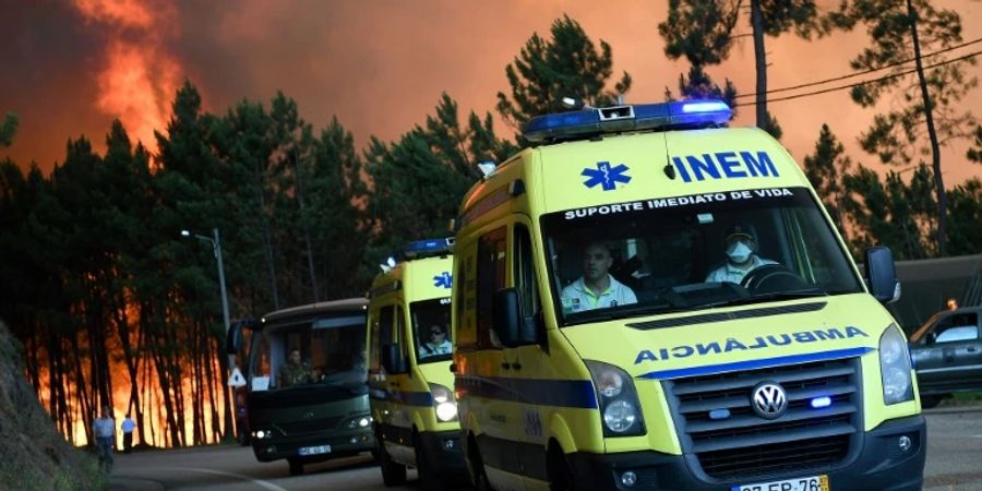 Rettungskräfte in der Nähe des Feuers