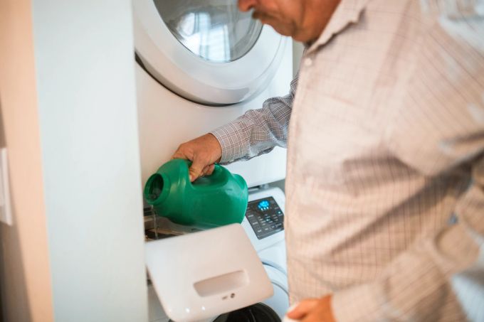 Je tiefer die Wassertemperatur bei der Waschmaschine, desto energiesparender. Energie sparen Waschmaschine