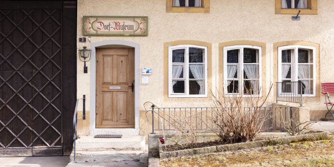 Der Eingang zum Dorfmuseum in Birr. Das Museum kann auf Voranmeldung beim Museumsleiter besichtigt werden. Der Eingang zum Dorfmuseum in Birr. Das Museum kann auf Voranmeldung beim Museumsleiter besichtigt werden.