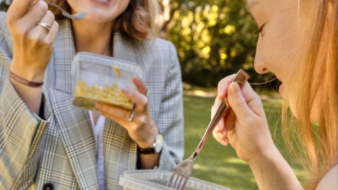 Wellbeing am Arbeitsplatz bedeutet ausgewogene Ernährung, aber auch Bewegung und mentale Gesundheit.