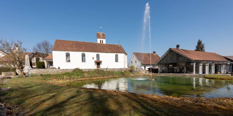 Der Mühleweiher und die Kirche St. Leodegar in Wohlenschwil.