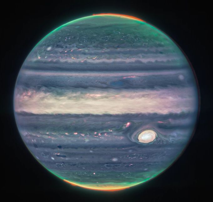 Nahaufnahme des Jupiter. Auf dem Bild sind die Polarlichter des Gasplaneten gut zu erkennen. Auch wird von Wolken reflektiertes Licht sichtbar. Umso weisser dieses ist, dest höher sind die Wolken. James-Webb-Weltraumteleskop