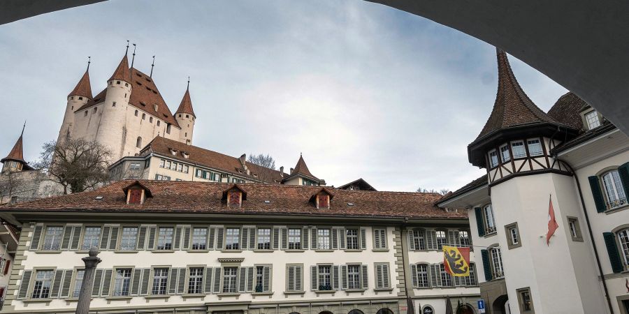 Blick vom Thuner Rathaus auf das Schloss Thun und den Rathausplatz.