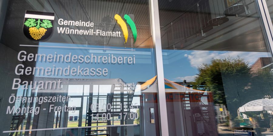 Eingang zum neuen Gemeindehaus mit der Gemeindeschreiberei, der Gemeindekasse und dem Bauamt der Gemeinde Wünnewil-Flamatt.