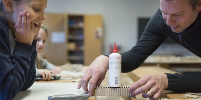 Wegen des akuten Lehrermangels werden an Schulen auch Personen ohne entsprechende Ausbildung angestellt. (Archivbild) Lehrermangel Schulen