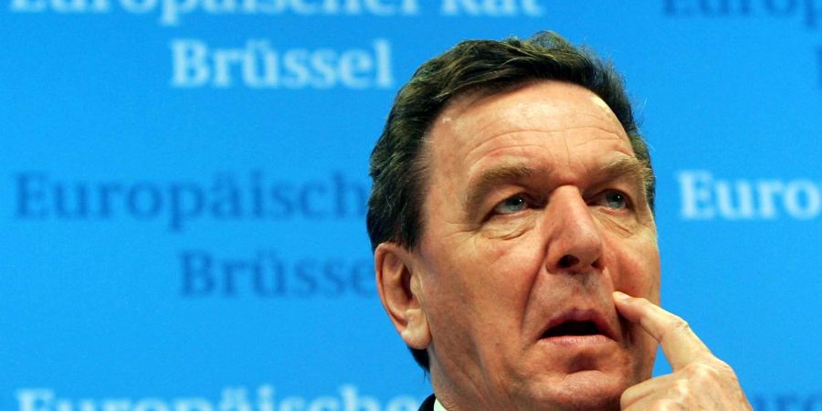 Der frühere Bundeskanzler Gerhard Schröder steht seit Monaten wegen seinen Verbindungen zu russischen Energiefirmen und seiner Nähe zu Russlands Präsident Putin in der Kritik.