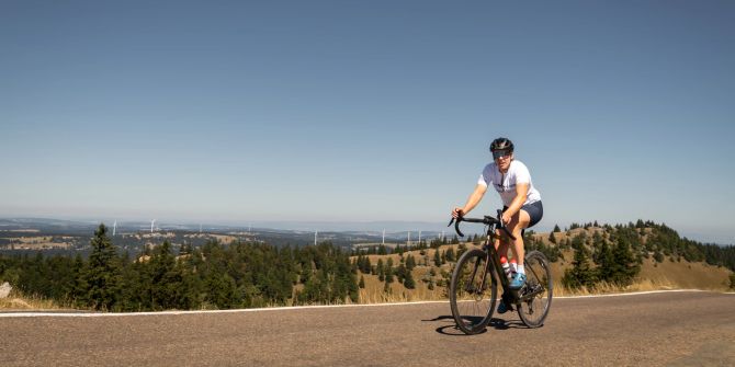 Monika Sattler auf ihrem Velo