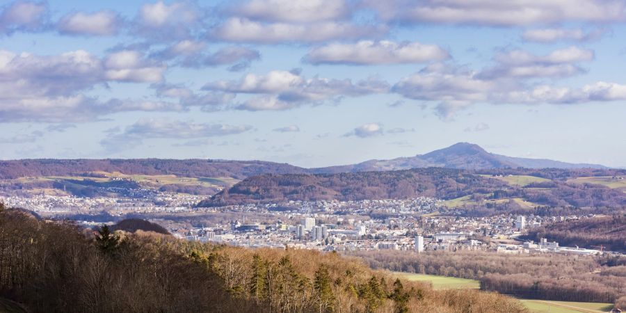 Blick von der Linner Linde aus in Richtung Brugg und Jurahöhen.